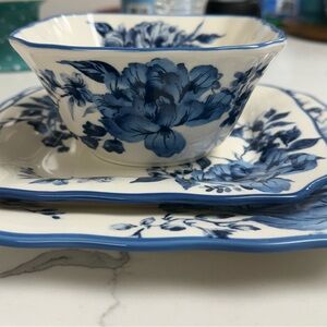 The Pioneer Woman Blue and Cream Floral Dinnerware Set